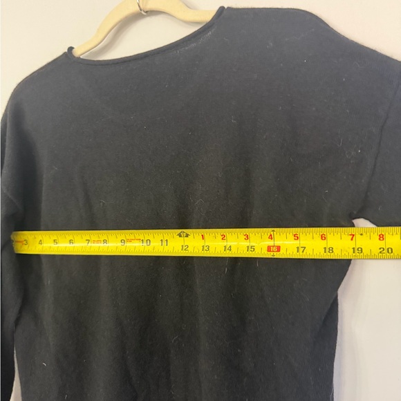 J. McLaughlin Women’s XS (measures larger) pure black roll neck cashmere sweater - Picture 7 of 7